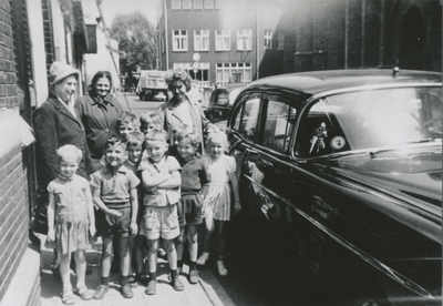 876374 Afbeelding van een groepje kinderen van de fröbelschool behorend bij de Nederlands Hervormde Gemeenteschool nr. ...